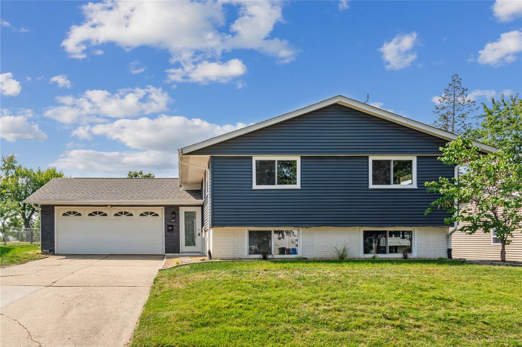 4417 Twin Pine Drive NE, Cedar Rapids, IA 52402