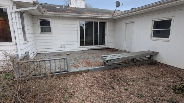 1 Parkwood Drive, Davenport, IA 52803