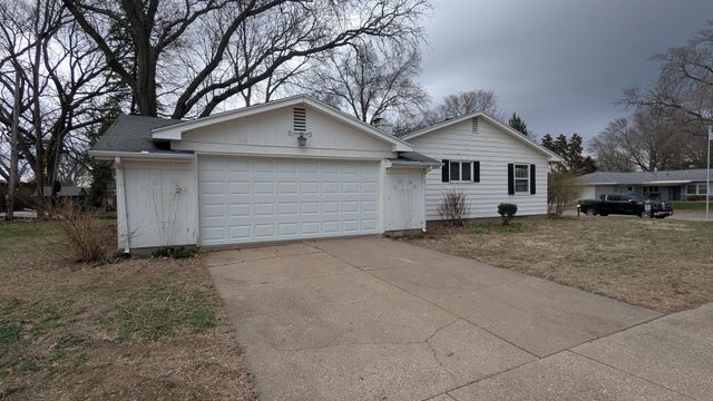 1 Parkwood Drive, Davenport, IA 52803