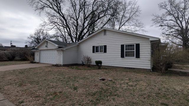 1 Parkwood Drive, Davenport, IA 52803
