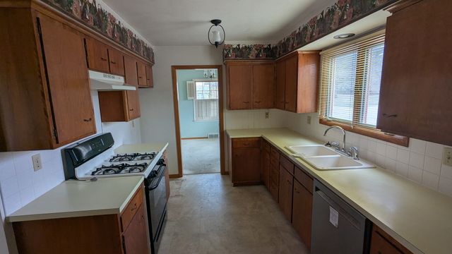 1 Parkwood Drive, Davenport, IA 52803