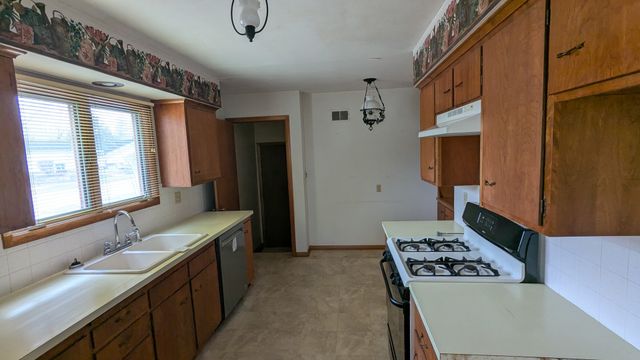 1 Parkwood Drive, Davenport, IA 52803