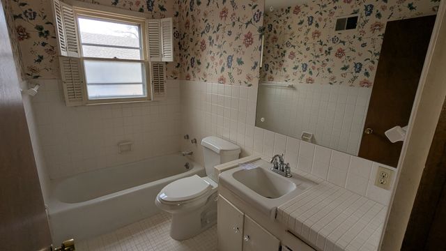 1 Parkwood Drive, Davenport, IA 52803