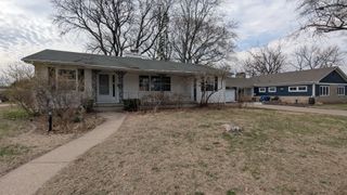 1 Parkwood Drive, Davenport, IA 52803