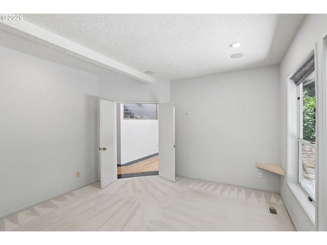 10838 S SOUTHRIDGE Dr, Portland, OR 97219