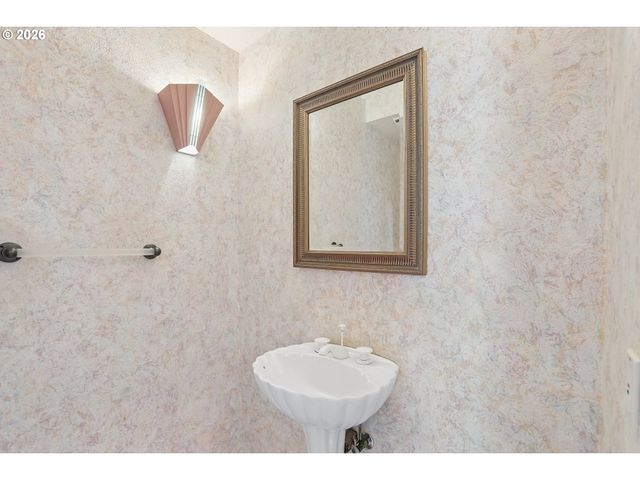 10838 S SOUTHRIDGE Dr, Portland, OR 97219