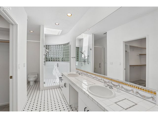 10838 S SOUTHRIDGE Dr, Portland, OR 97219