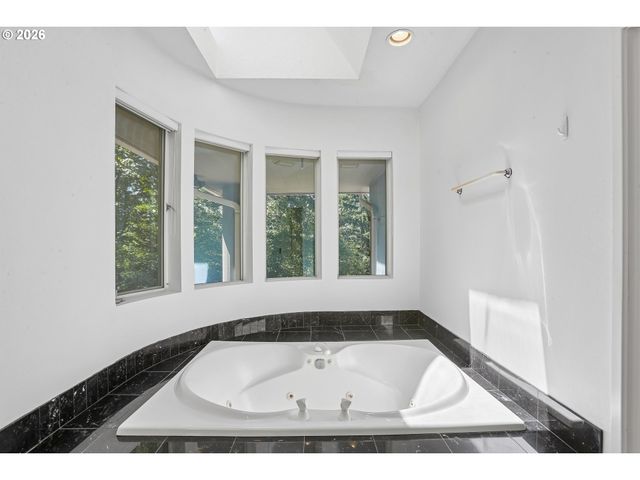 10838 S SOUTHRIDGE Dr, Portland, OR 97219