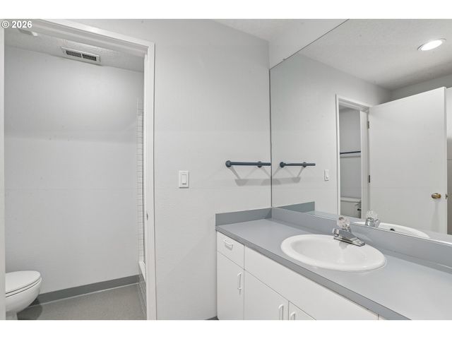 10838 S SOUTHRIDGE Dr, Portland, OR 97219