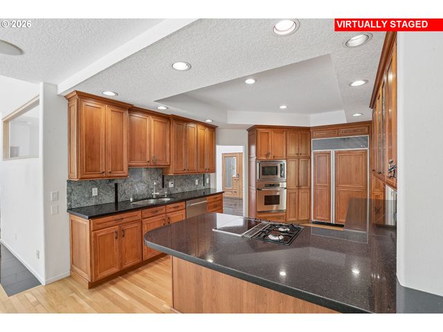 10838 S SOUTHRIDGE Dr, Portland, OR 97219