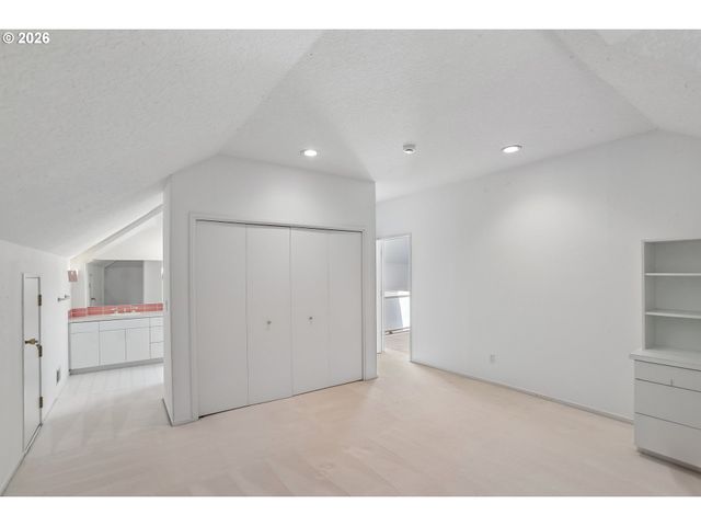 10838 S SOUTHRIDGE Dr, Portland, OR 97219