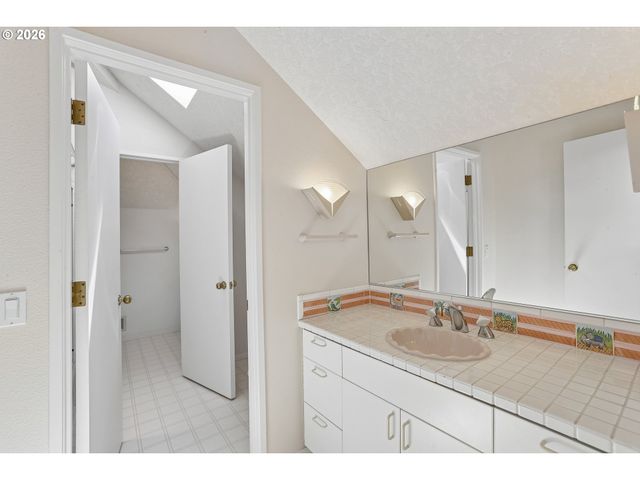 10838 S SOUTHRIDGE Dr, Portland, OR 97219