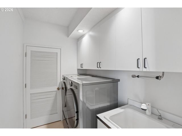 10838 S SOUTHRIDGE Dr, Portland, OR 97219