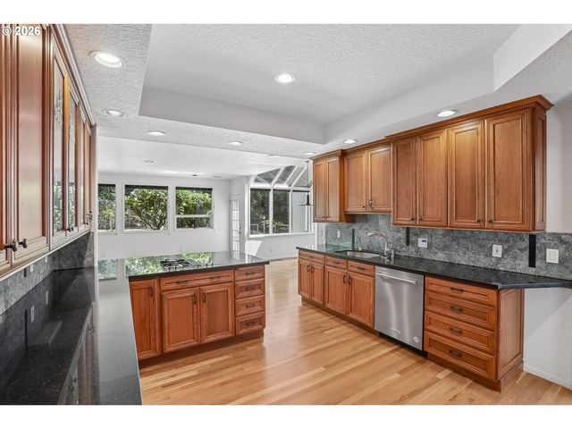 10838 S SOUTHRIDGE Dr, Portland, OR 97219