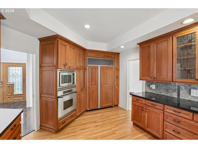 10838 S SOUTHRIDGE Dr, Portland, OR 97219