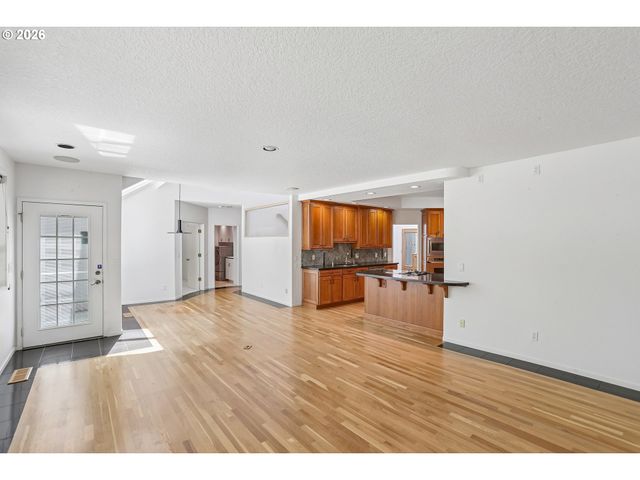 10838 S SOUTHRIDGE Dr, Portland, OR 97219