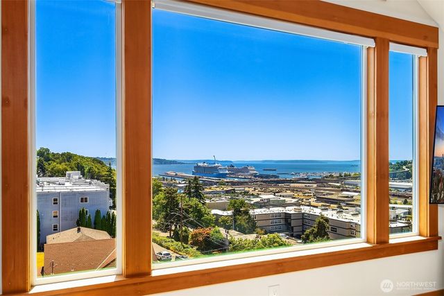 2508 13th Avenue W, Seattle, WA 98119