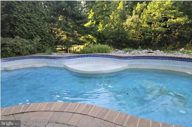 15 RICHLAND DR, Mount Laurel, NJ 08054