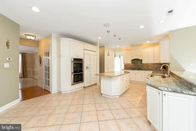 15 RICHLAND DR, Mount Laurel, NJ 08054