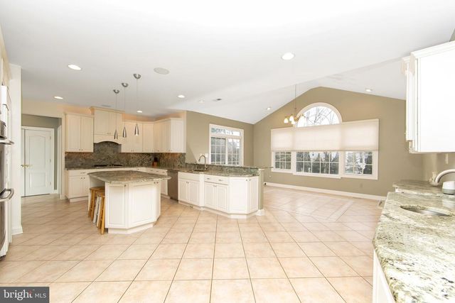 15 RICHLAND DR, Mount Laurel, NJ 08054