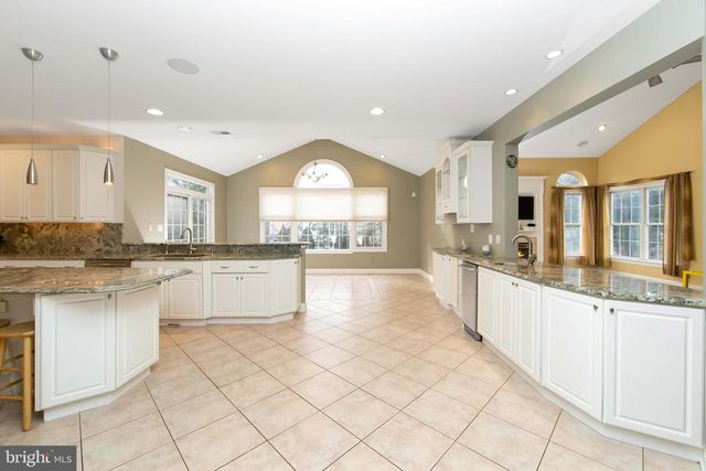 15 RICHLAND DR, Mount Laurel, NJ 08054