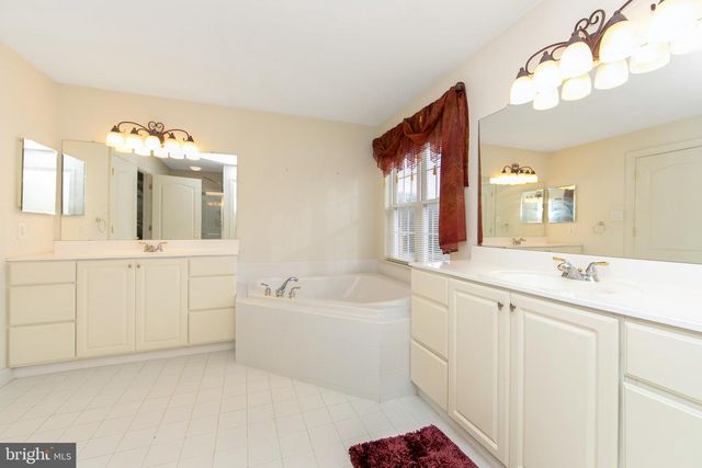 15 RICHLAND DR, Mount Laurel, NJ 08054