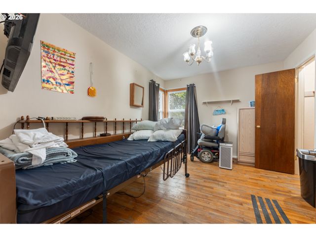 5903 N HOUGHTON St, Portland, OR 97203