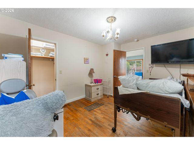 5903 N HOUGHTON St, Portland, OR 97203