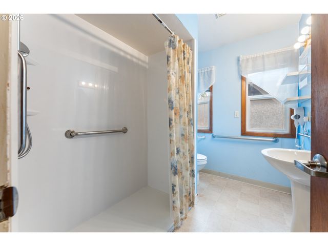 5903 N HOUGHTON St, Portland, OR 97203