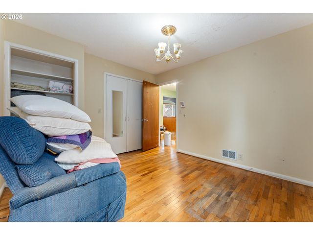 5903 N HOUGHTON St, Portland, OR 97203
