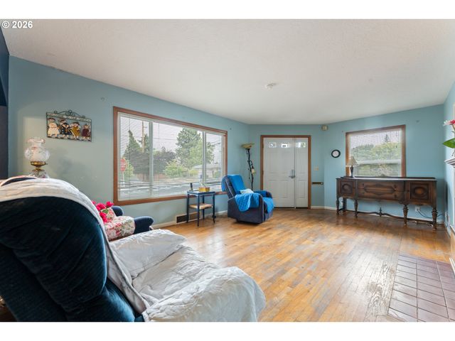 5903 N HOUGHTON St, Portland, OR 97203