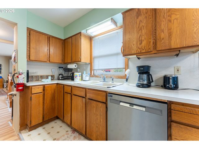 5903 N HOUGHTON St, Portland, OR 97203