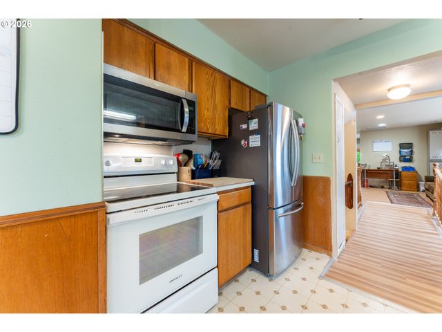5903 N HOUGHTON St, Portland, OR 97203