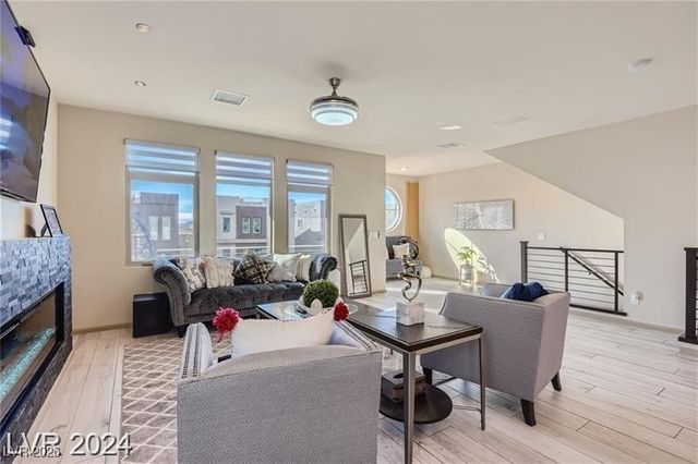 8044 Haywood Estate Avenue, Las Vegas, NV 89113