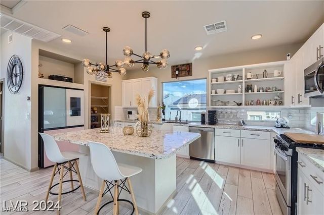 8044 Haywood Estate Avenue, Las Vegas, NV 89113