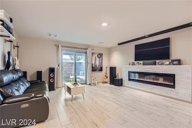 8044 Haywood Estate Avenue, Las Vegas, NV 89113