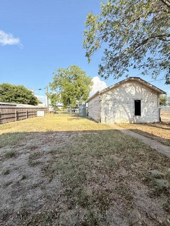 Image 3 of property listing at 513 Pecan Pecan Street, Rowena, TX 76875