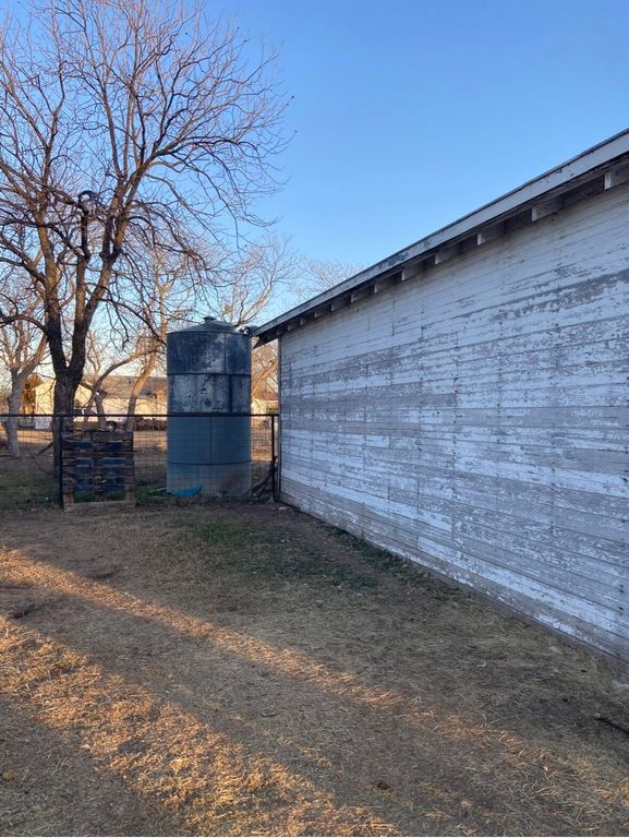 Image 4 of property listing at 513 Pecan Pecan Street, Rowena, TX 76875