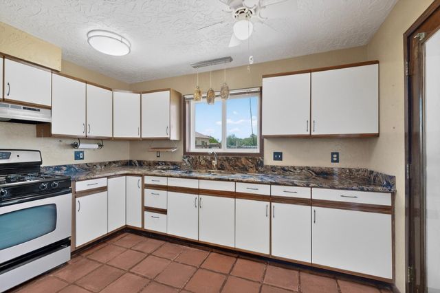 257 Sunnyslope Street SW, Albuquerque, NM 87105