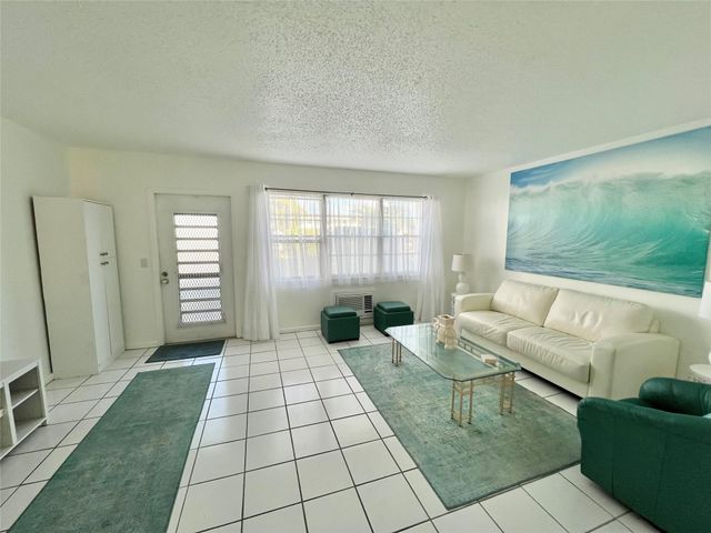 266 Oakridge P 266, Deerfield Beach, FL 33442