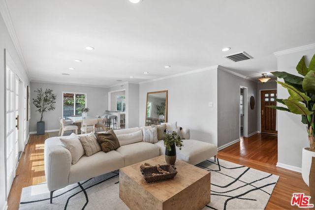 5812 S Garth Avenue, Los Angeles, CA 90056