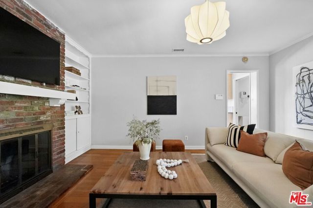 5812 S Garth Avenue, Los Angeles, CA 90056