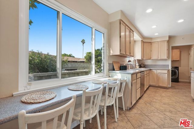 5812 S Garth Avenue, Los Angeles, CA 90056