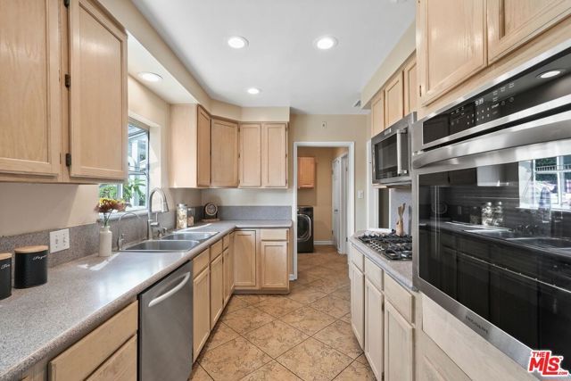 5812 S Garth Avenue, Los Angeles, CA 90056
