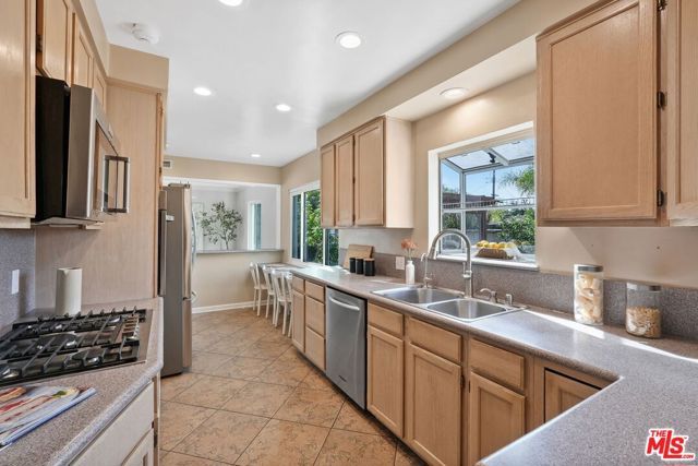 5812 S Garth Avenue, Los Angeles, CA 90056