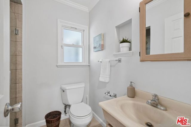 5812 S Garth Avenue, Los Angeles, CA 90056