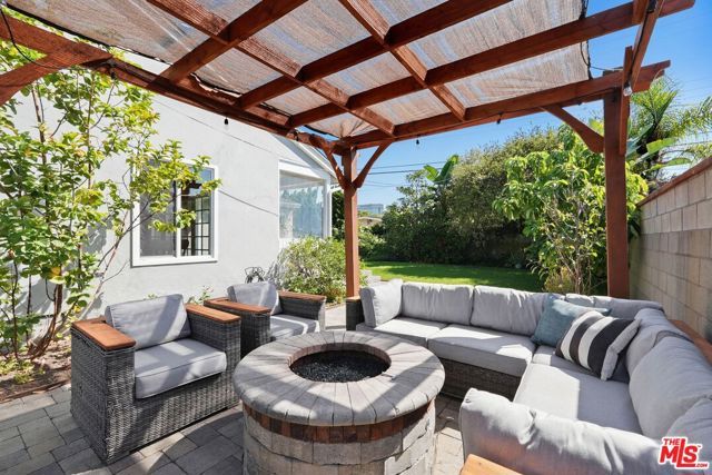 5812 S Garth Avenue, Los Angeles, CA 90056
