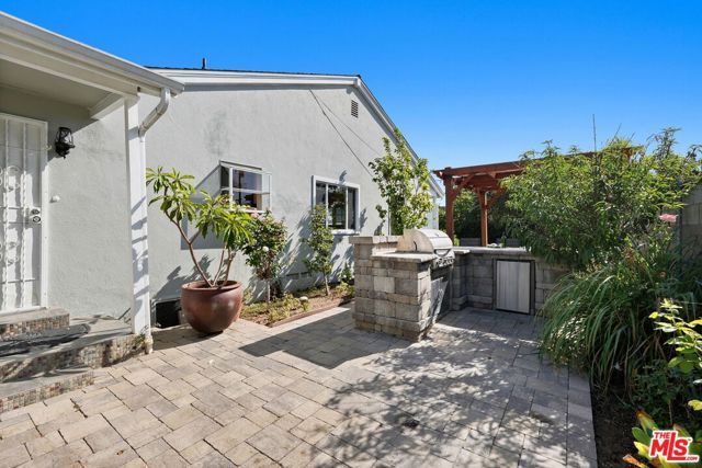 5812 S Garth Avenue, Los Angeles, CA 90056