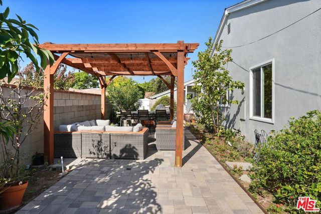 5812 S Garth Avenue, Los Angeles, CA 90056