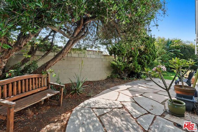 5812 S Garth Avenue, Los Angeles, CA 90056